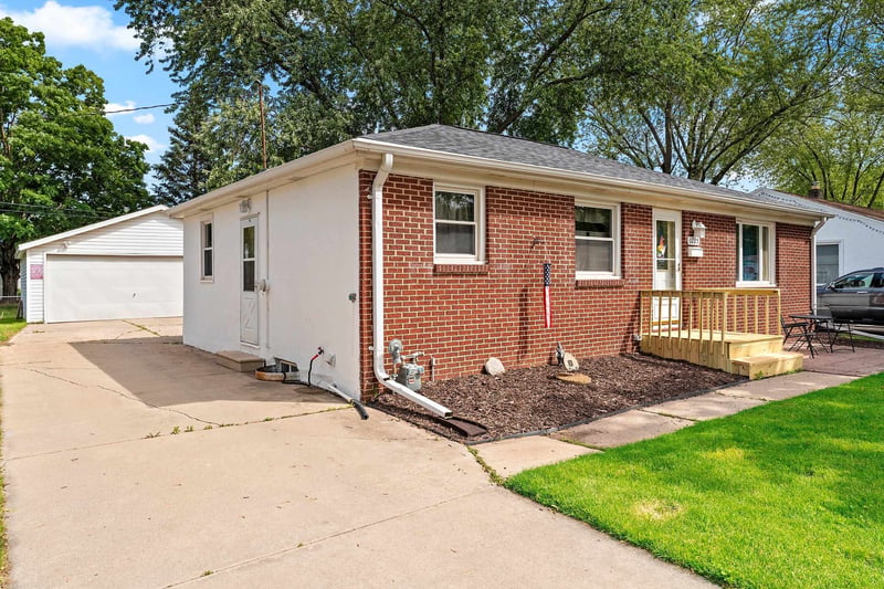 1225 Redwood Dr, Green Bay, WI 54304