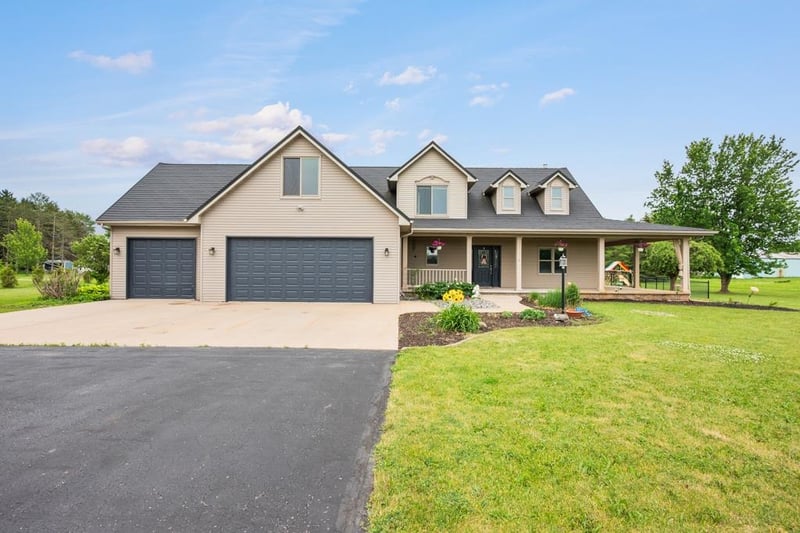 8120 Challenger Dr, Neenah, WI 54956