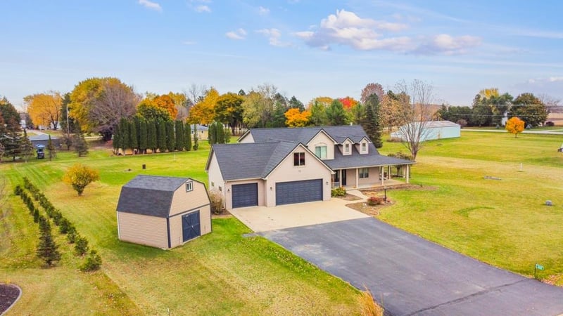 8120 Challenger Dr, Neenah, WI 54956