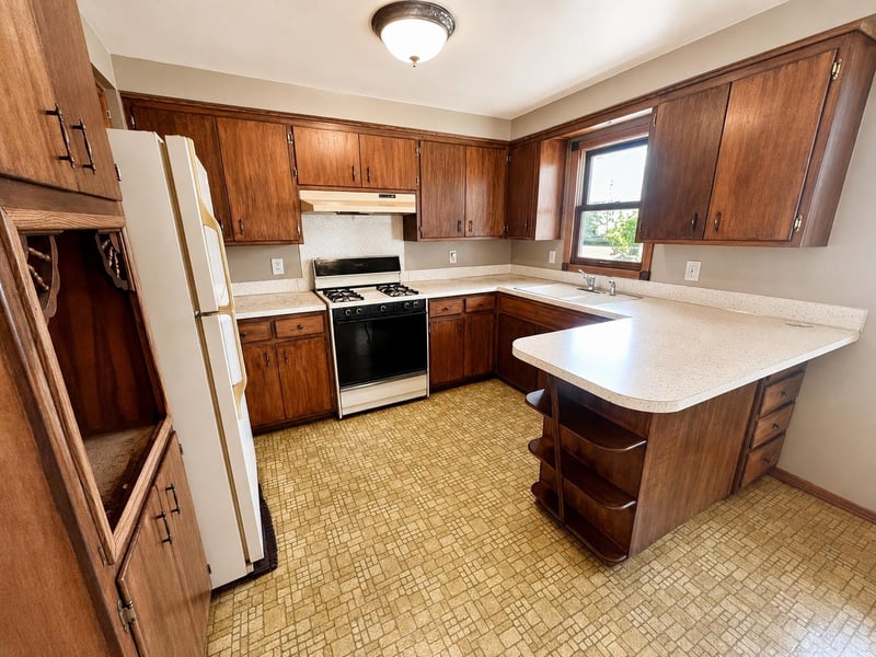 1682 Debra Ln, Green Bay, WI 54302