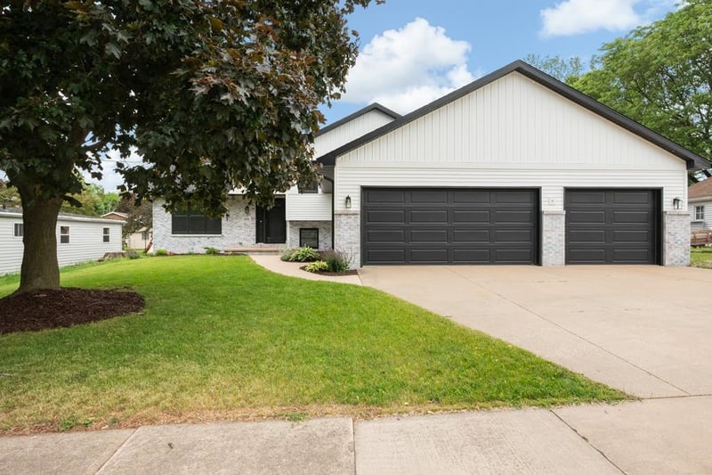 936 10th St, Kaukauna, WI 54130