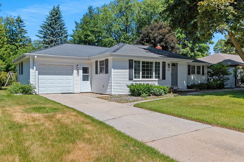 1430 Oak Ridge Dr, Green Bay, WI 54304
