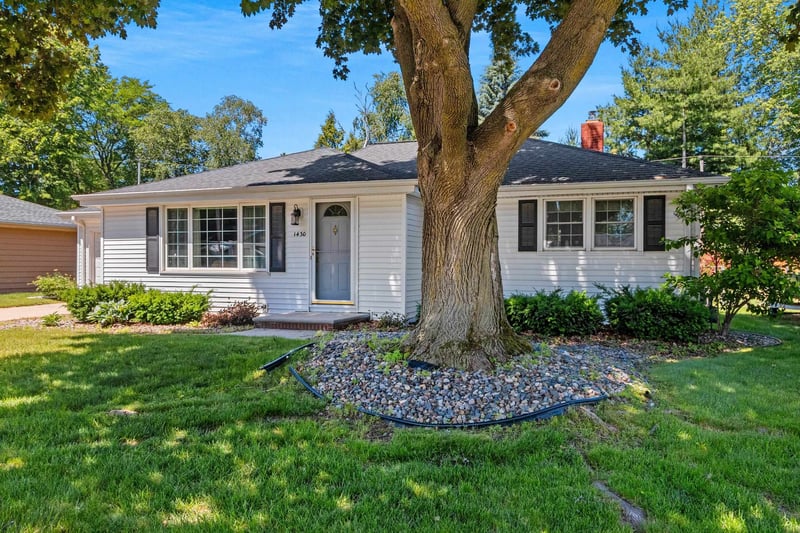 1430 Oak Ridge Dr, Green Bay, WI 54304