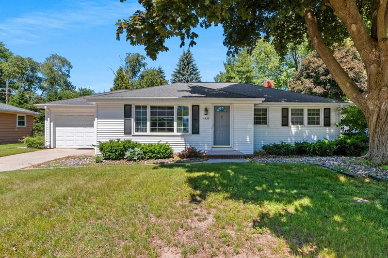 1430 Oak Ridge Dr, Green Bay, WI 54304