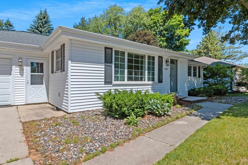 1430 Oak Ridge Dr, Green Bay, WI 54313