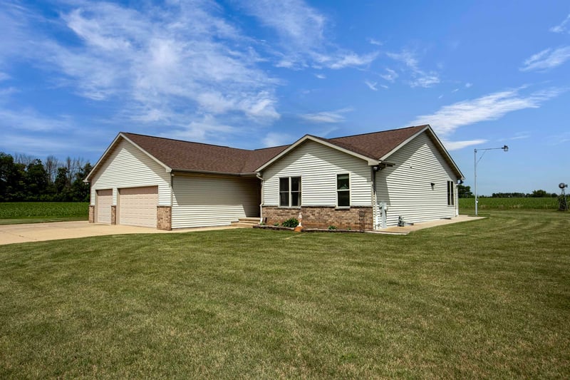 8388 Moeser Ln, Larsen, WI 54947