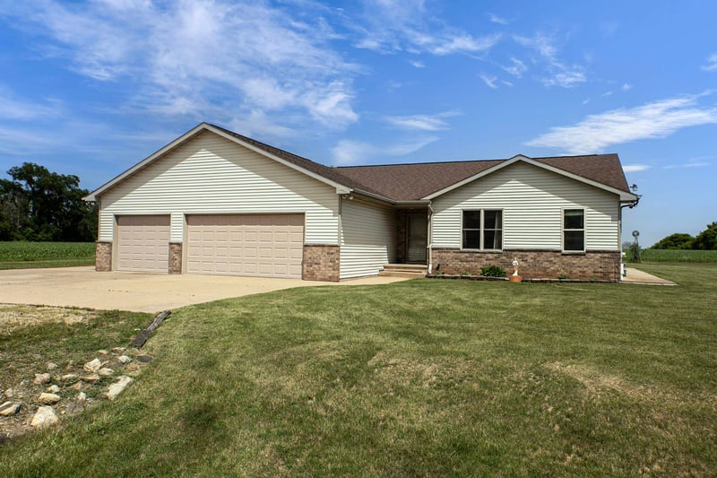 8388 Moeser Ln, Larsen, WI 54947