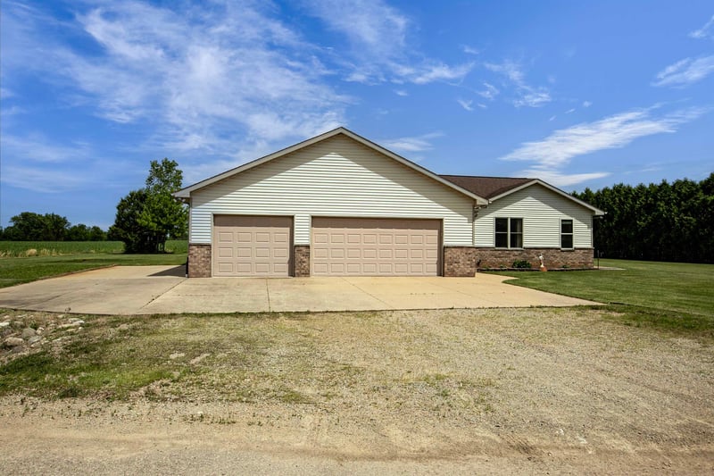 8388 Moeser Ln, Larsen, WI 54947