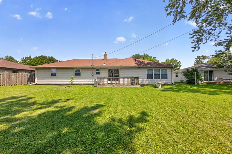 1688 Lilac Ln, Green Bay, WI 54302