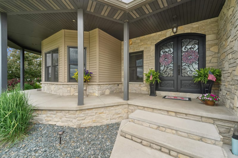 W9071 Black Otter Ct, Hortonville, WI 54944