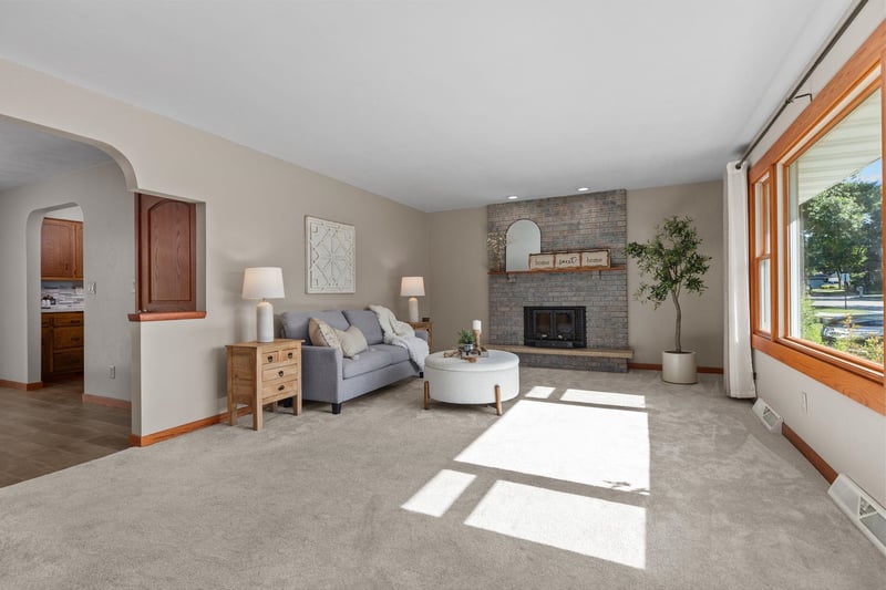 901 Carol Lynn Dr, Little Chute, WI 54140