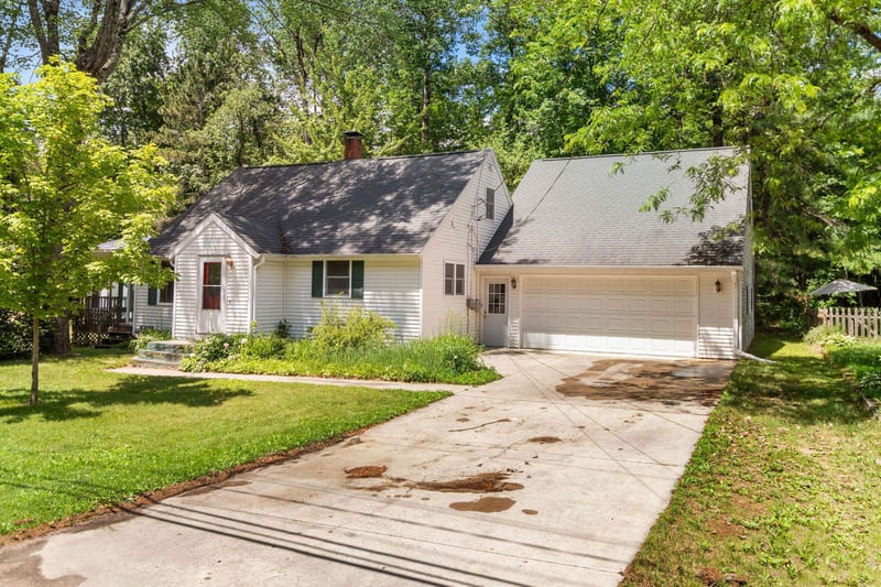 W8306 Cloverleaf Lake Rd, Clintonville, WI 54929