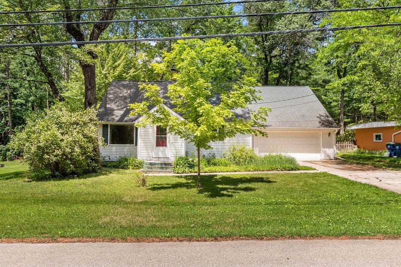 W8306 Cloverleaf Lake Rd, Clintonville, WI 54929