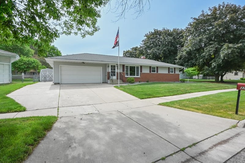 318 Westplain Dr, Green Bay, WI 54303
