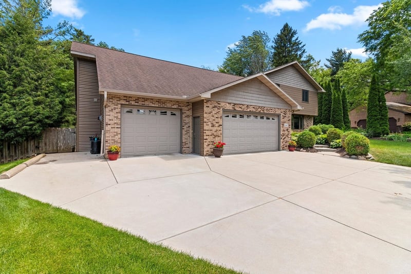 2447 Parkwood Dr, Green Bay, WI 54304-1913