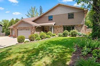 2447 Parkwood Dr, Green Bay, WI 54304-1913