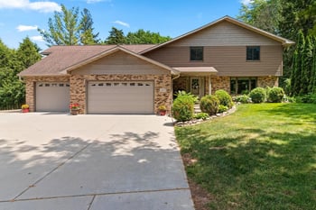 2447 Parkwood Dr, Green Bay, WI 54304-1913
