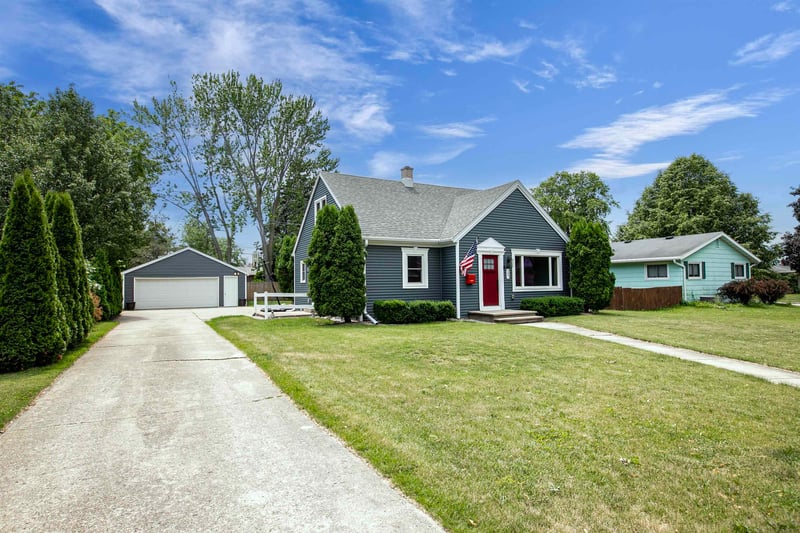 207 Crescent Dr, Neenah, WI 54956-4612