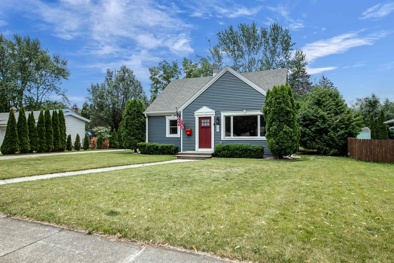 207 Crescent Dr, Neenah, WI 54956-4612