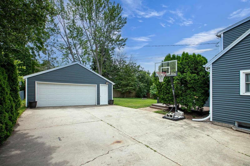 207 Crescent Dr, Neenah, WI 54956-4612