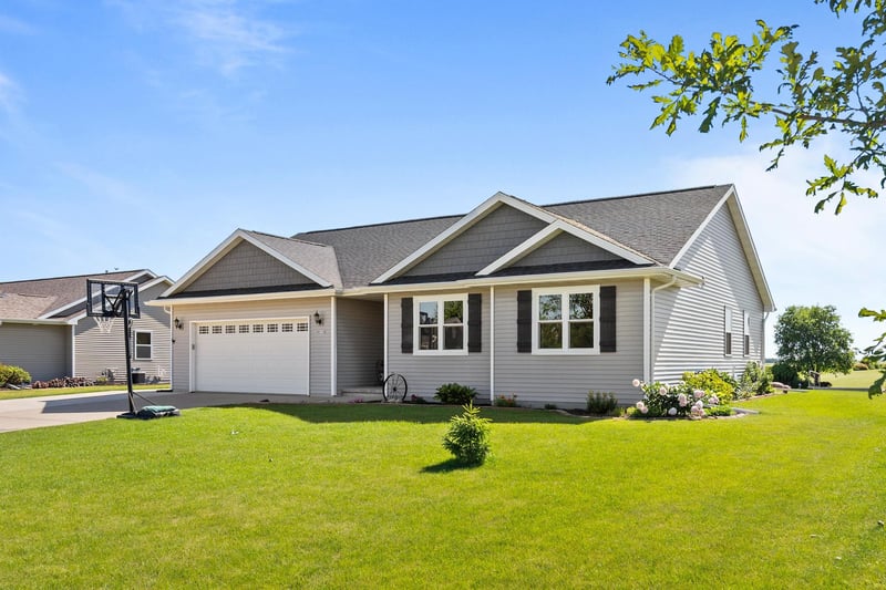 W6115 Sherwood Point Dr, Greenville, WI 54942