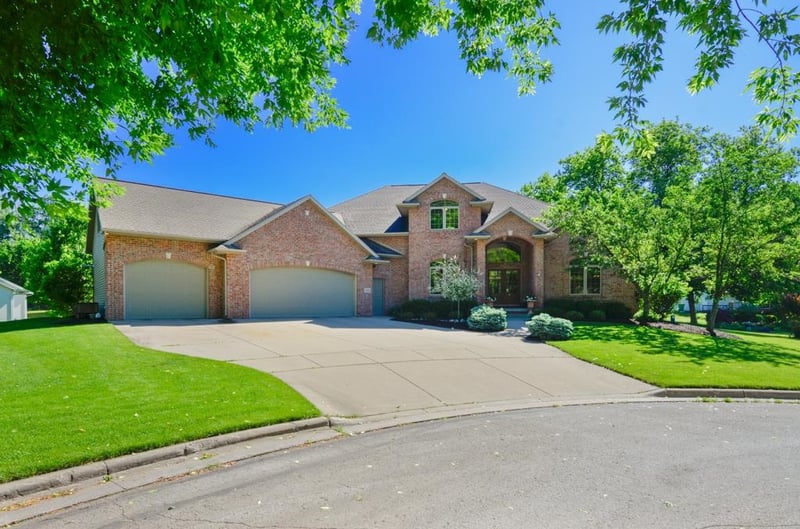1521 Royal Crown Ct, Green Bay, WI 54313