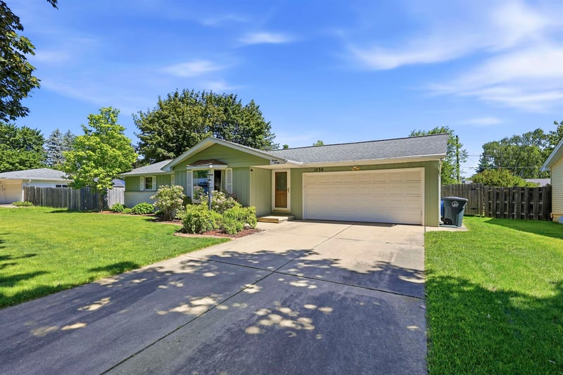 1530 Glen Rd, Green Bay, WI 54313-5614