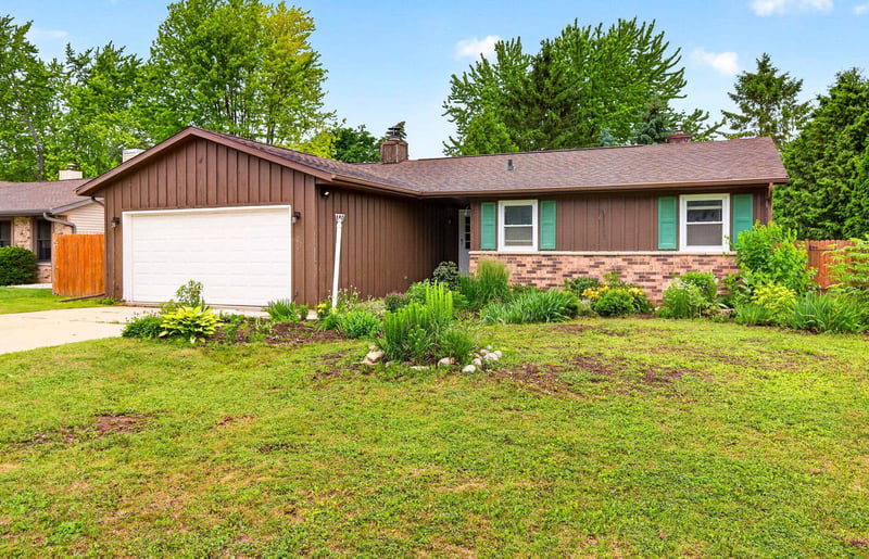 121 Alexander Dr, Neenah, WI 54956