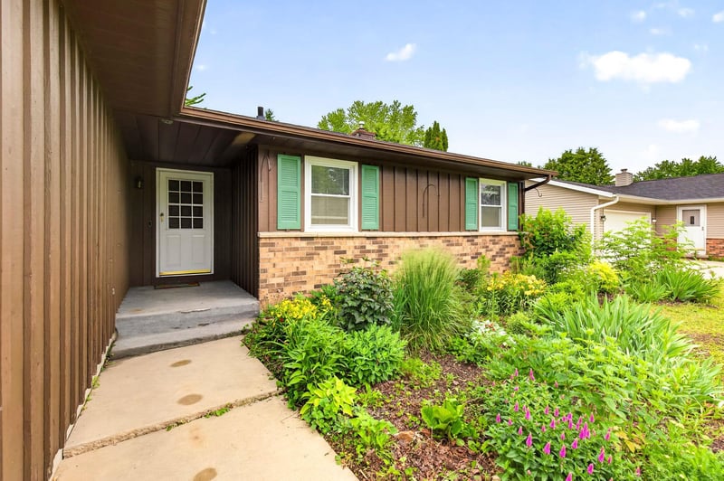 121 Alexander Dr, Neenah, WI 54956