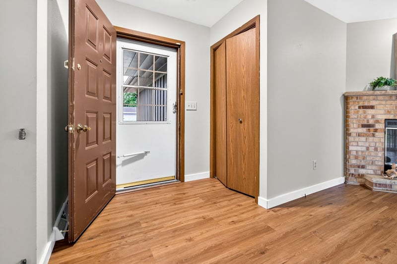121 Alexander Dr, Neenah, WI 54956
