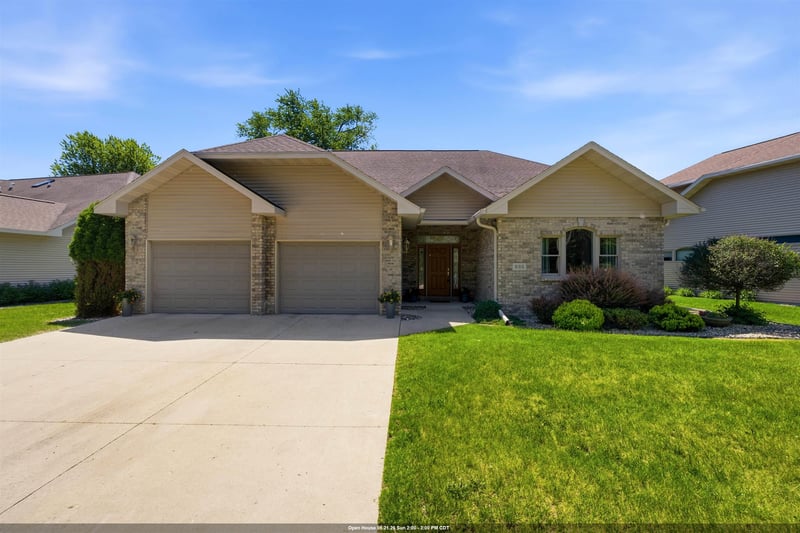 935 Brighton Dr, Menasha, WI 54952-1926