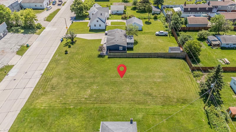 1340 Perrot St, Green Bay, WI 54302