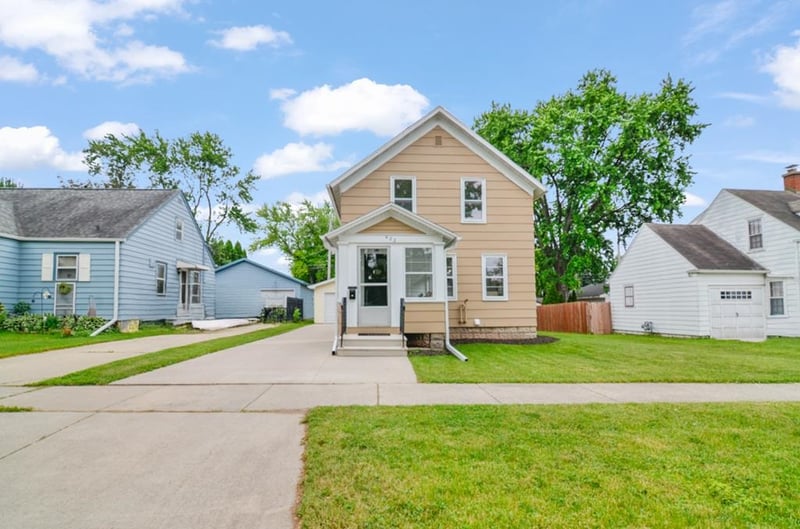 423 7th St, Kaukauna, WI 54130