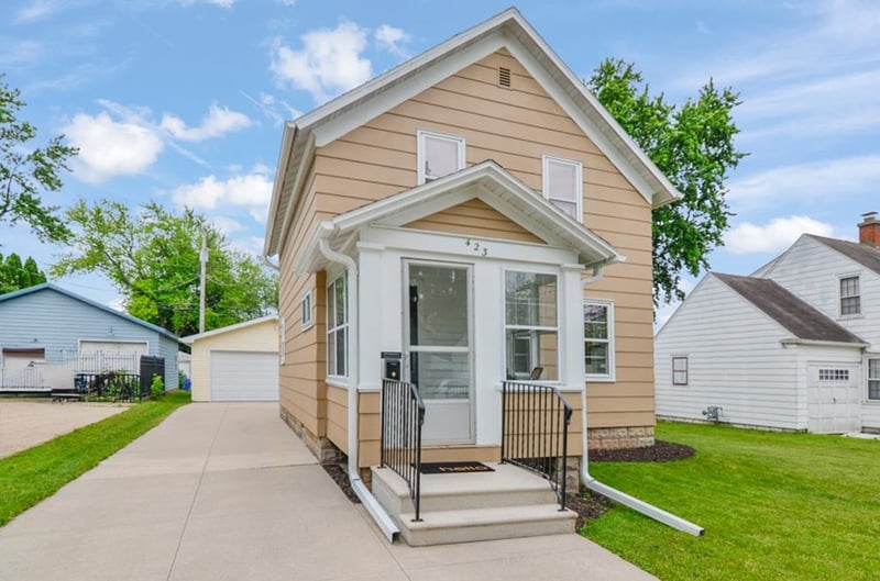423 7th St, Kaukauna, WI 54130