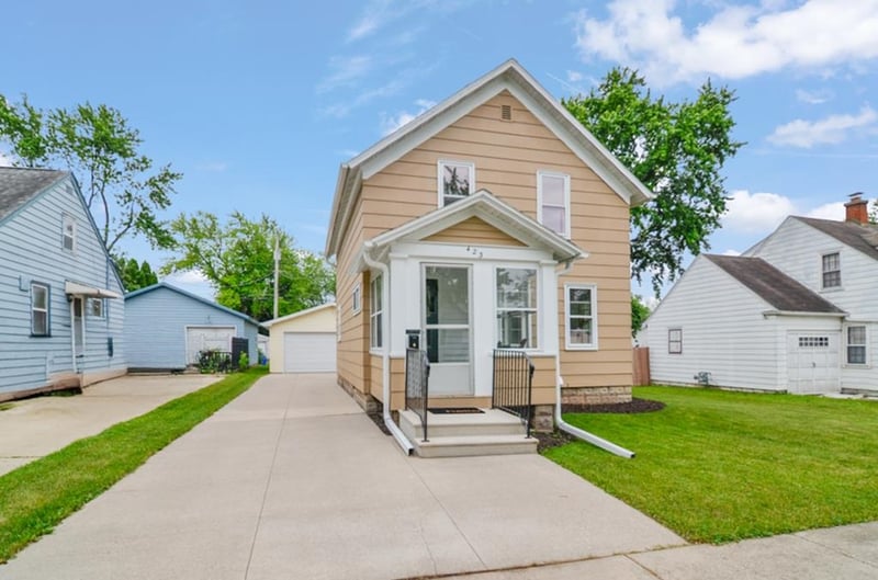 423 7th St, Kaukauna, WI 54130