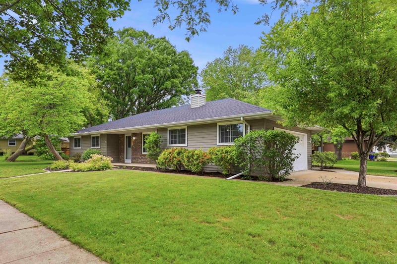 2900 Lourdes Dr, Appleton, WI 54915-3935