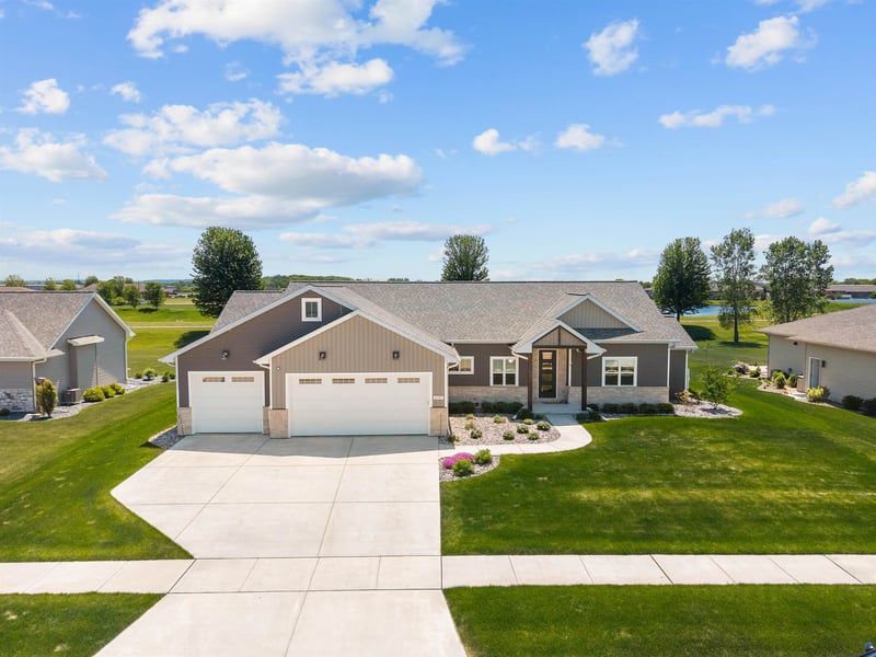 2157 Fox Point Cir, De Pere, WI 54115