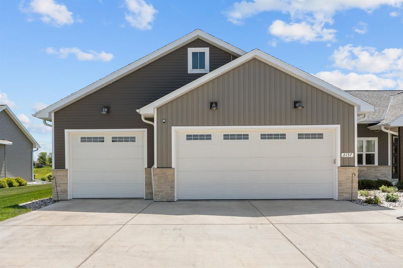 2157 Fox Point Cir, De Pere, WI 54115