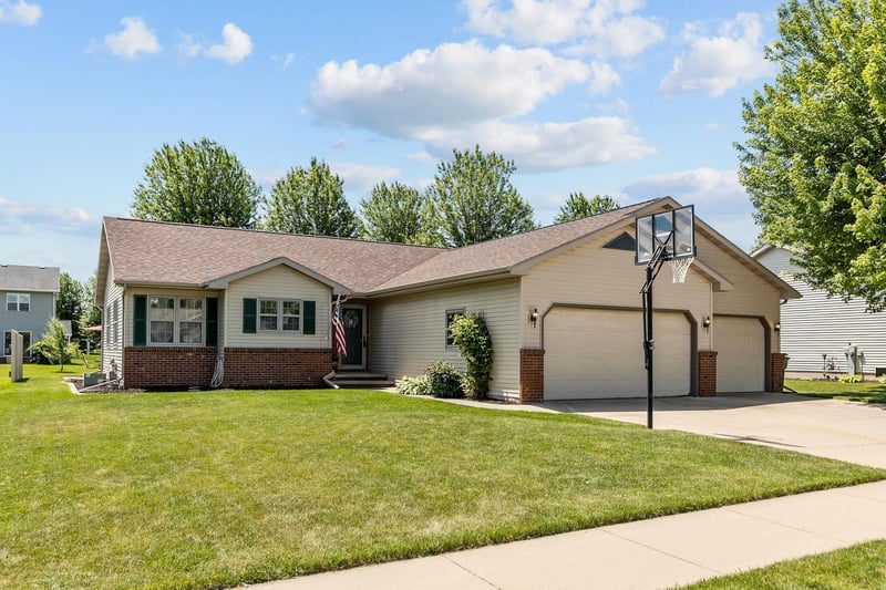 2071 Greengrove St, Kaukauna, WI 54130