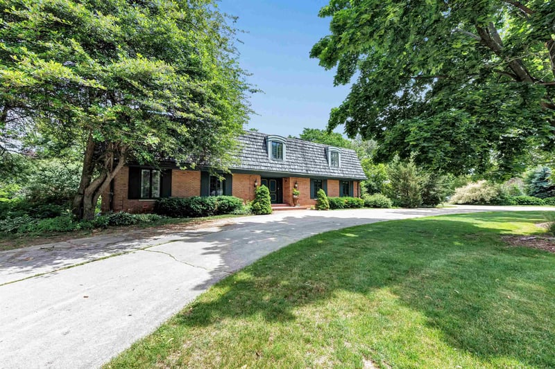 675 Sunset Cir, Green Bay, WI 54301-1345
