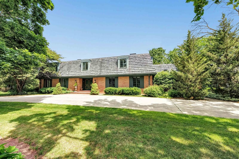 675 Sunset Cir, Green Bay, WI 54301-1345