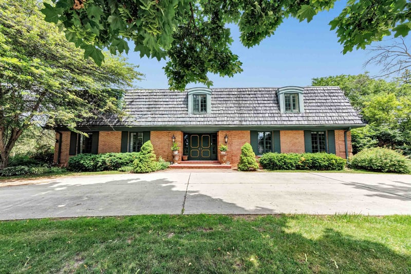 675 Sunset Cir, Green Bay, WI 54301-1345