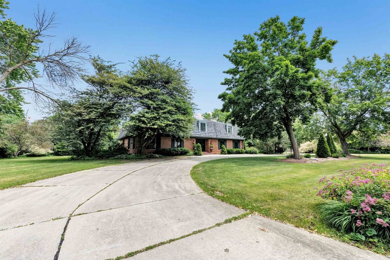 675 Sunset Cir, Green Bay, WI 54301-1345