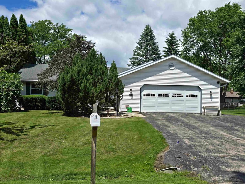 1430 Silverwood Ln, Neenah, WI 54956