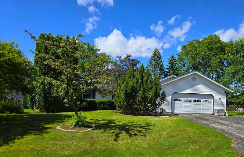 1430 Silverwood Ln, Neenah, WI 54956