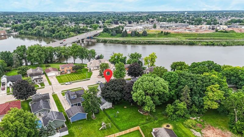 408 Lincoln Ave, Little Chute, WI 54140-1622