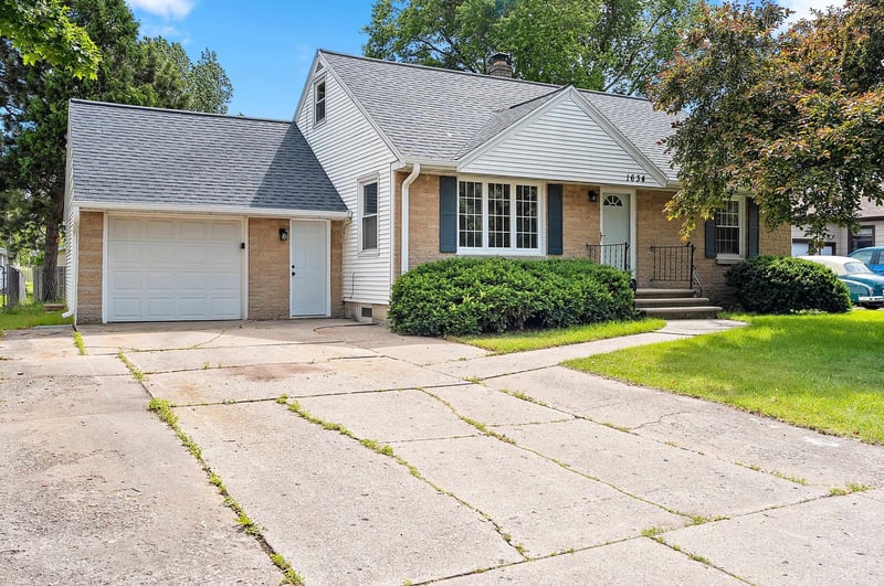 1634 Lilac Ln, Green Bay, WI 54302-2314
