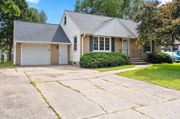1634 Lilac Ln, Green Bay, WI 54302-2314