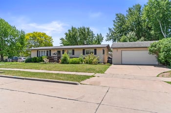 1602 Thornton Dr, Oshkosh, WI 54904