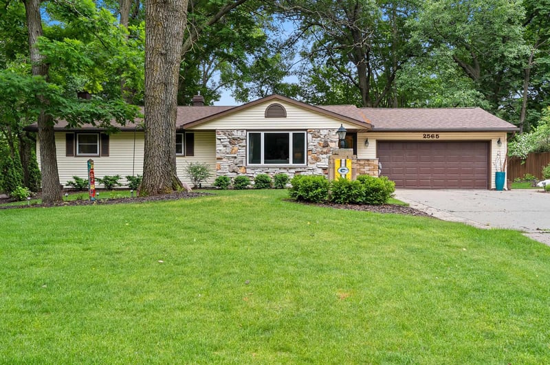 2565 Hazelwood Ln, Green Bay, WI 54304